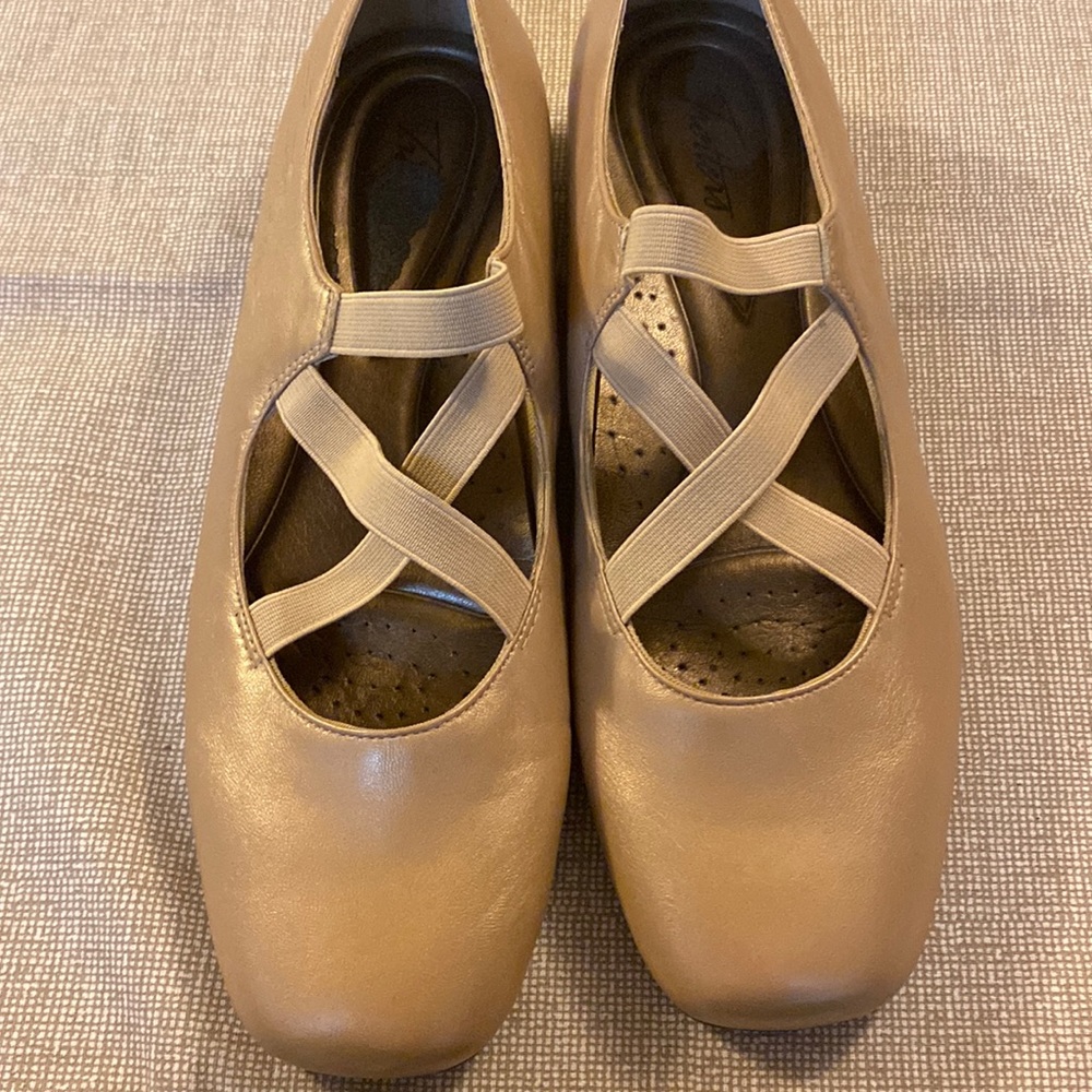 Trotters tan leather, ballet flats. Like new condition size 11.